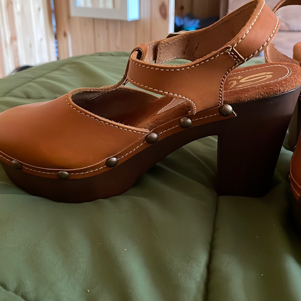 Shoeicca Women's Tan Platform T-Strap Sandals - Picture 2 of 3